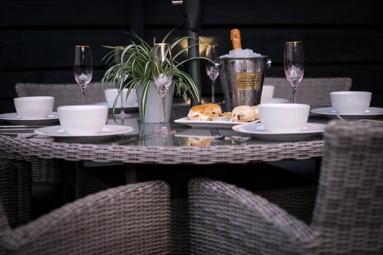 Rockside - Luxury 1 Bedroom Home With Hot Tub, Central Location, Parking And Pet Friendly Windermere Buitenkant foto